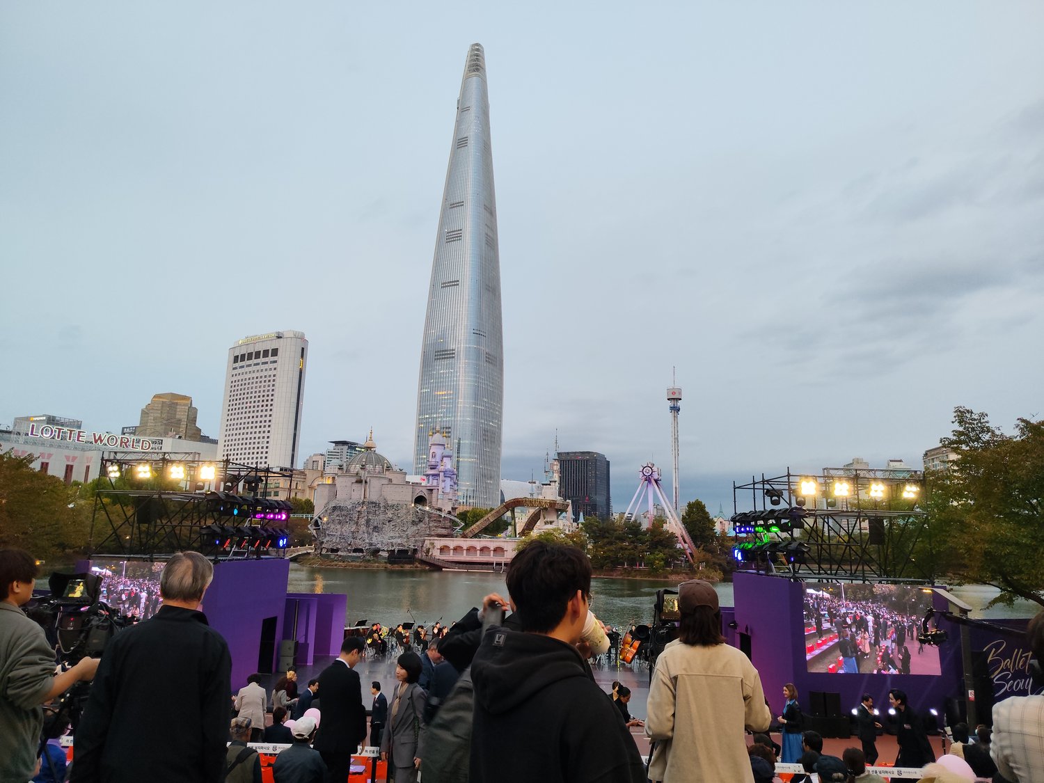 Schwanensee am See – Ballett unter dem Lotte World Tower