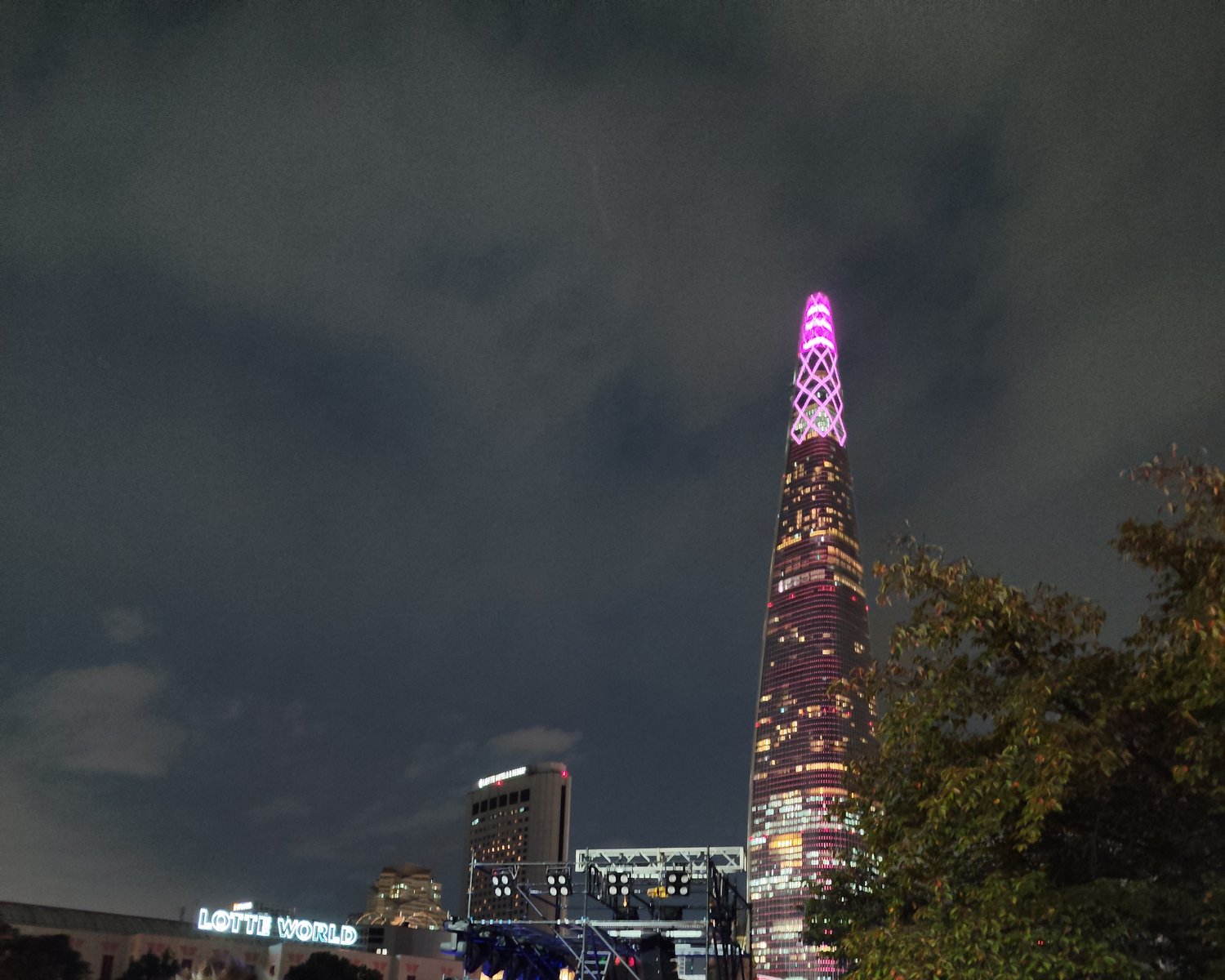 Schwanensee am See – Ballett unter dem Lotte World Tower