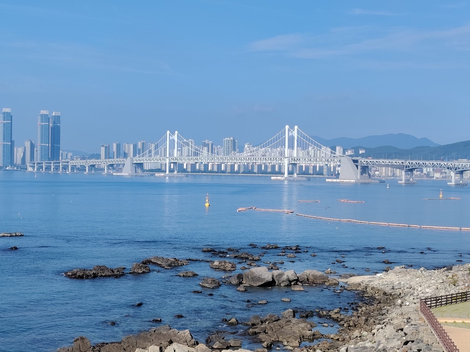 Ein strahlender Morgen am Meer – barfuß zur Brücke, dann Frühstück