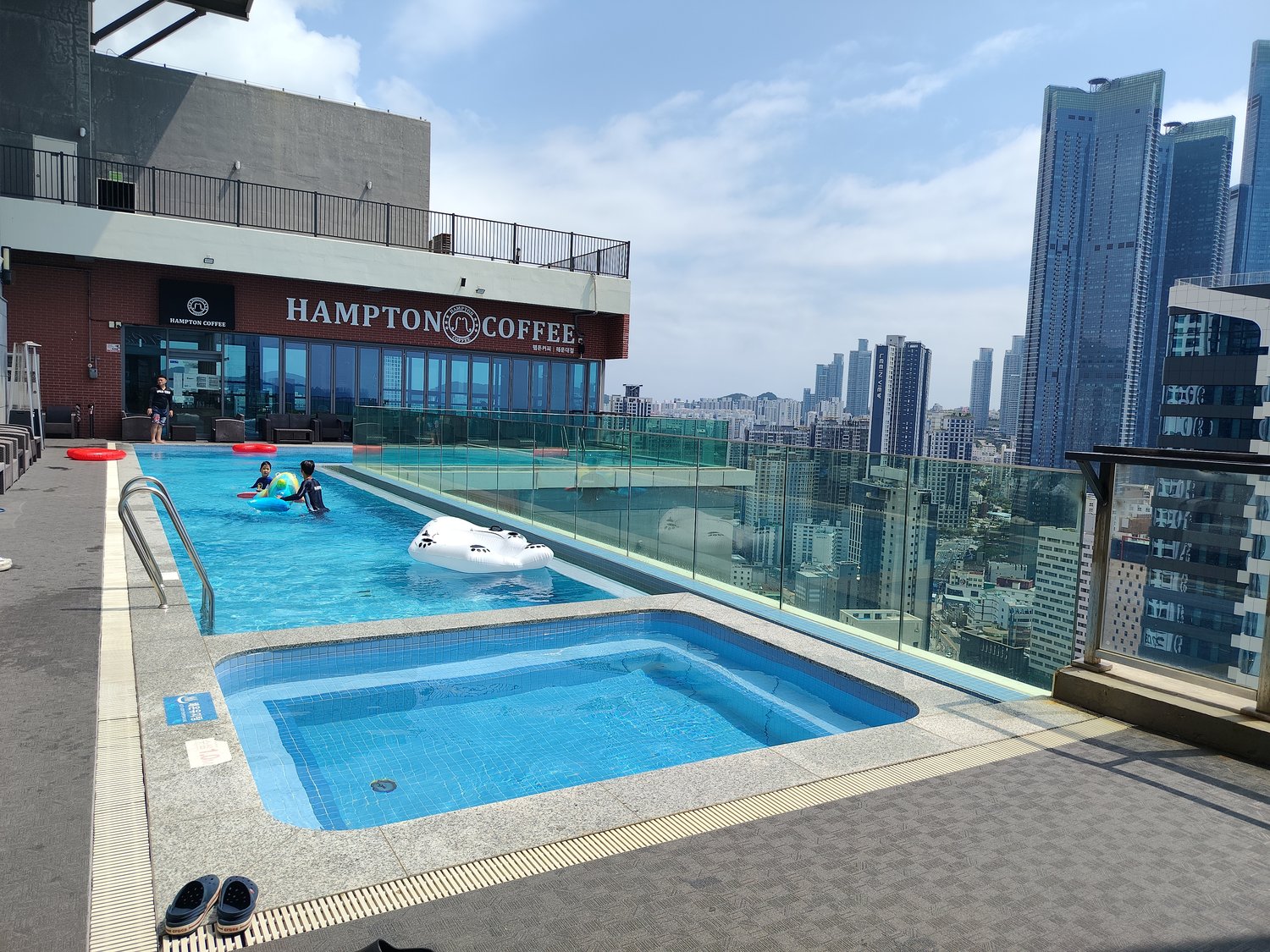 Pool im Himmel, ein Wegweiser, Musik aus Licht