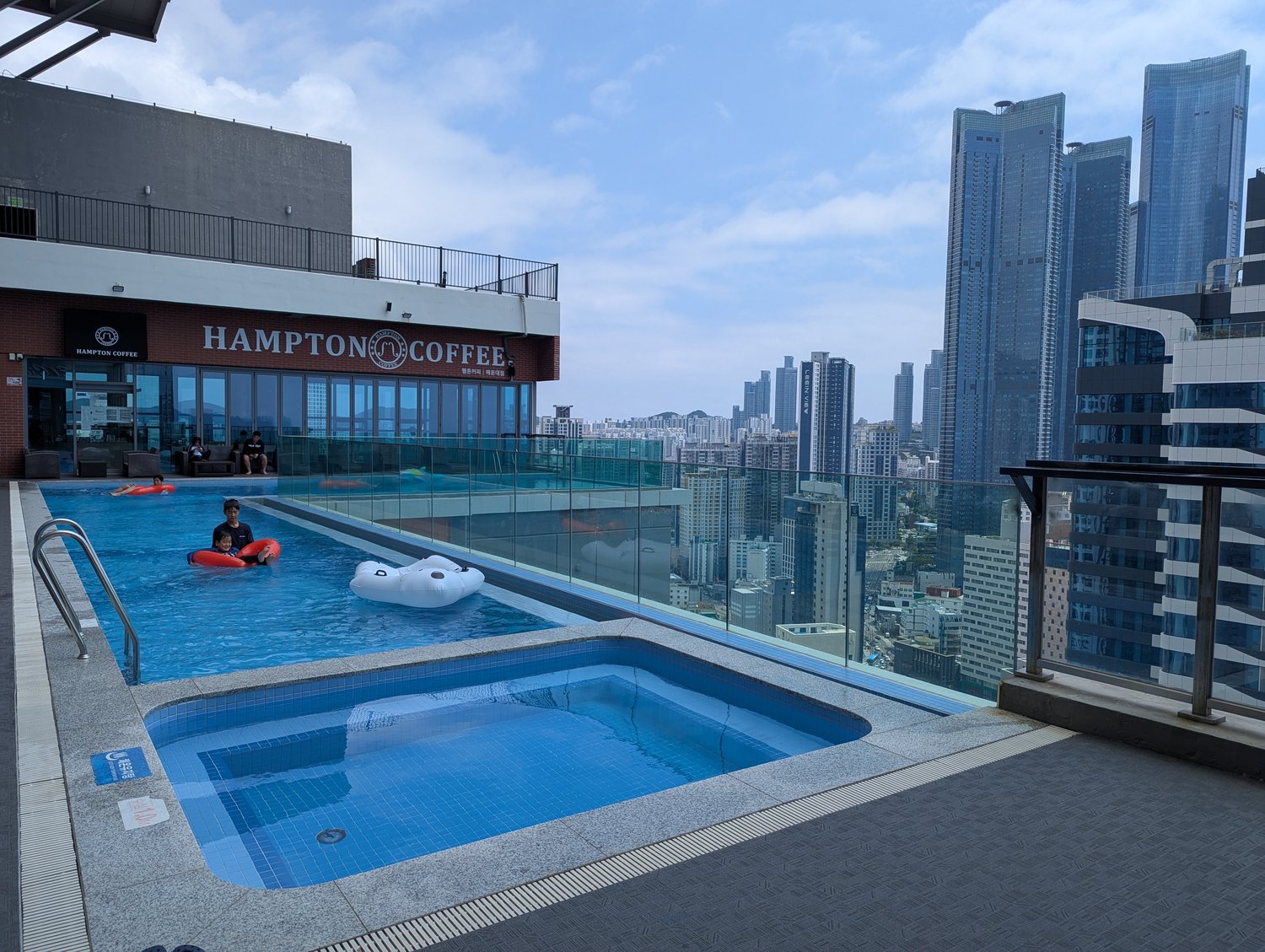 Pool im Himmel, ein Wegweiser, Musik aus Licht