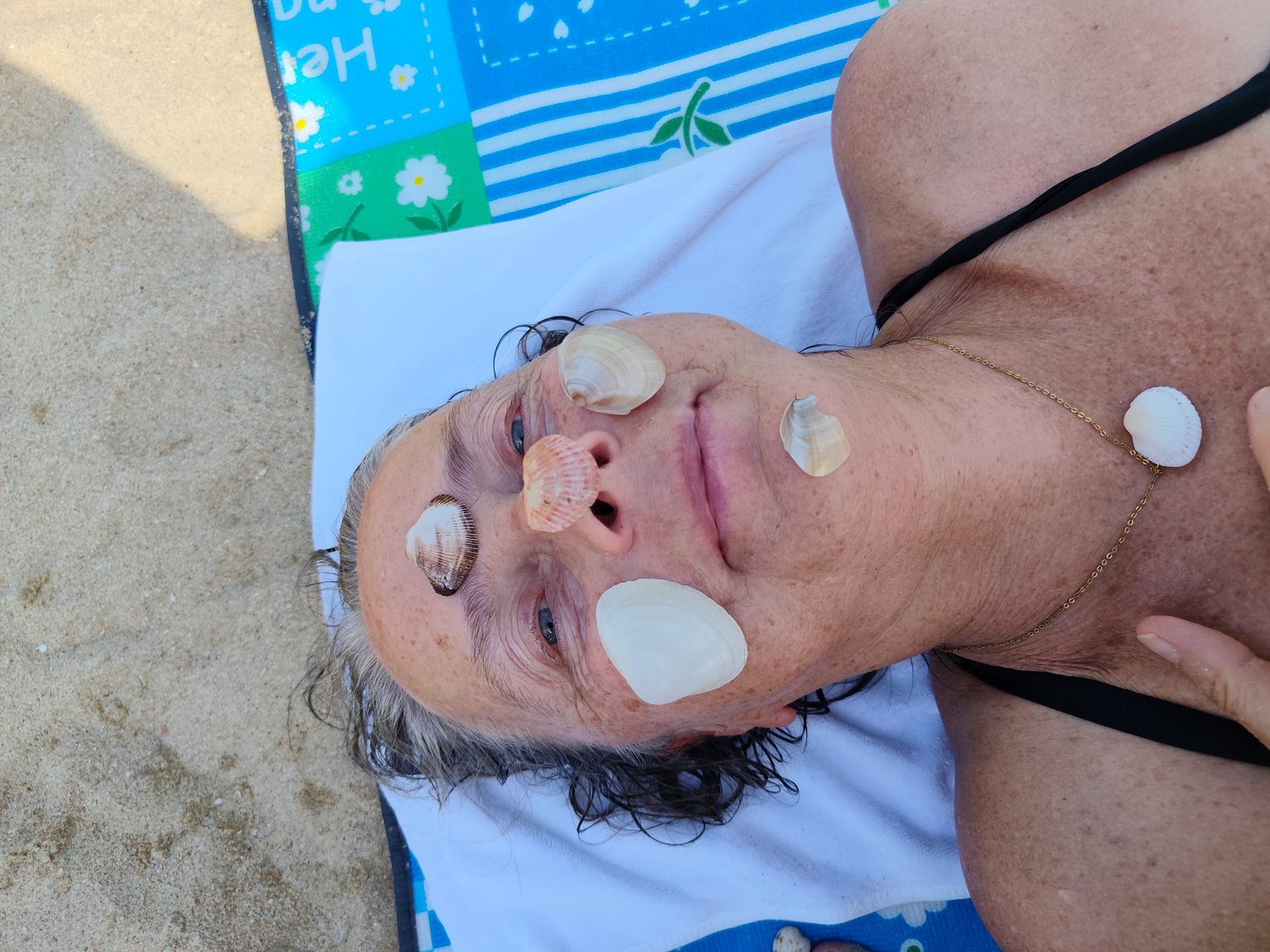 Ein super heißer Strandtag – Oma als Meerjungfrau