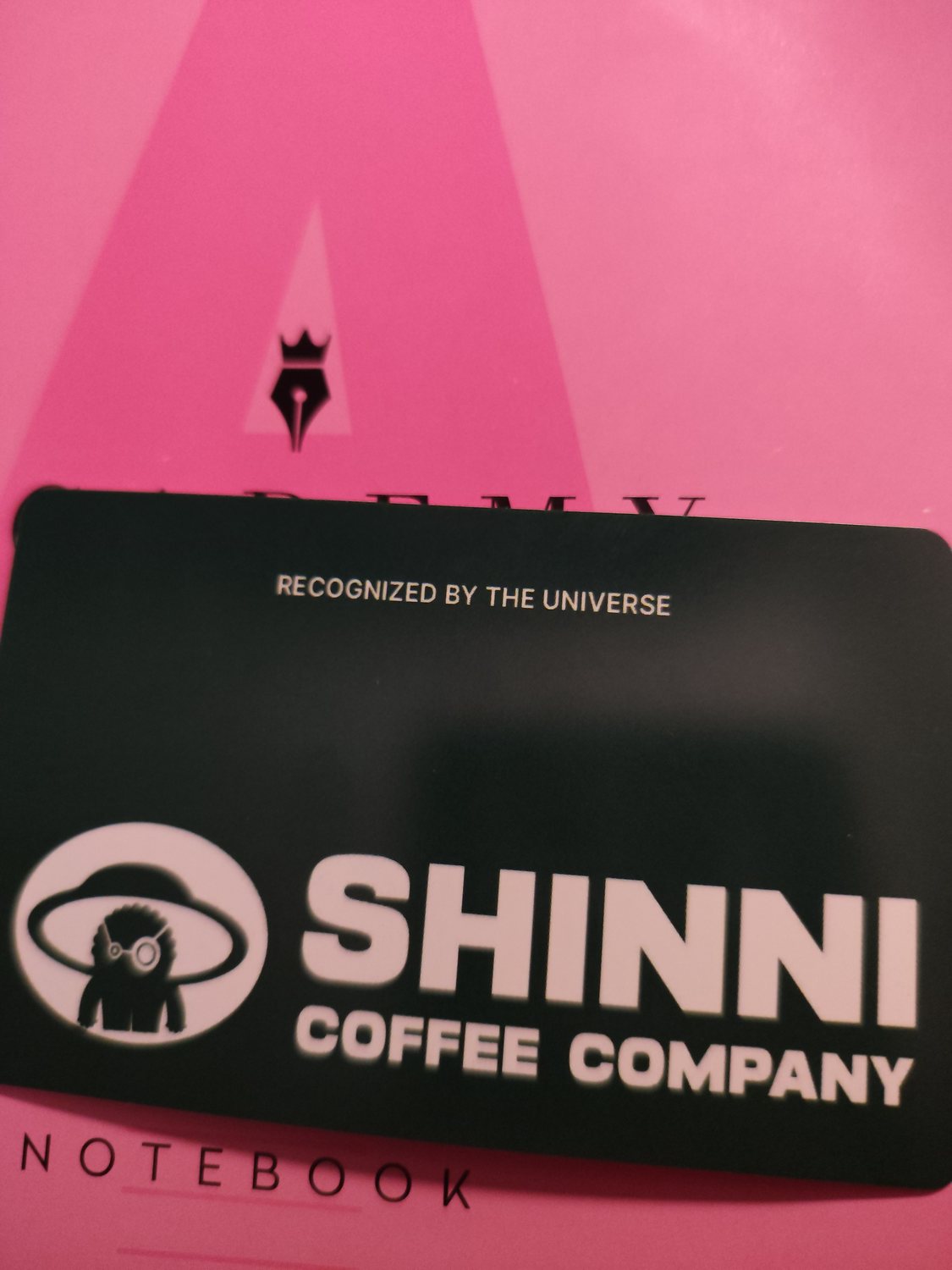 Recognized by the Universe – die Frau hinter dem Kaffee-Alien