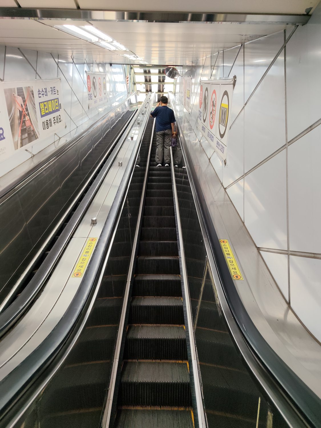 Hölle 1: Sieben Rolltreppen bis zum Licht