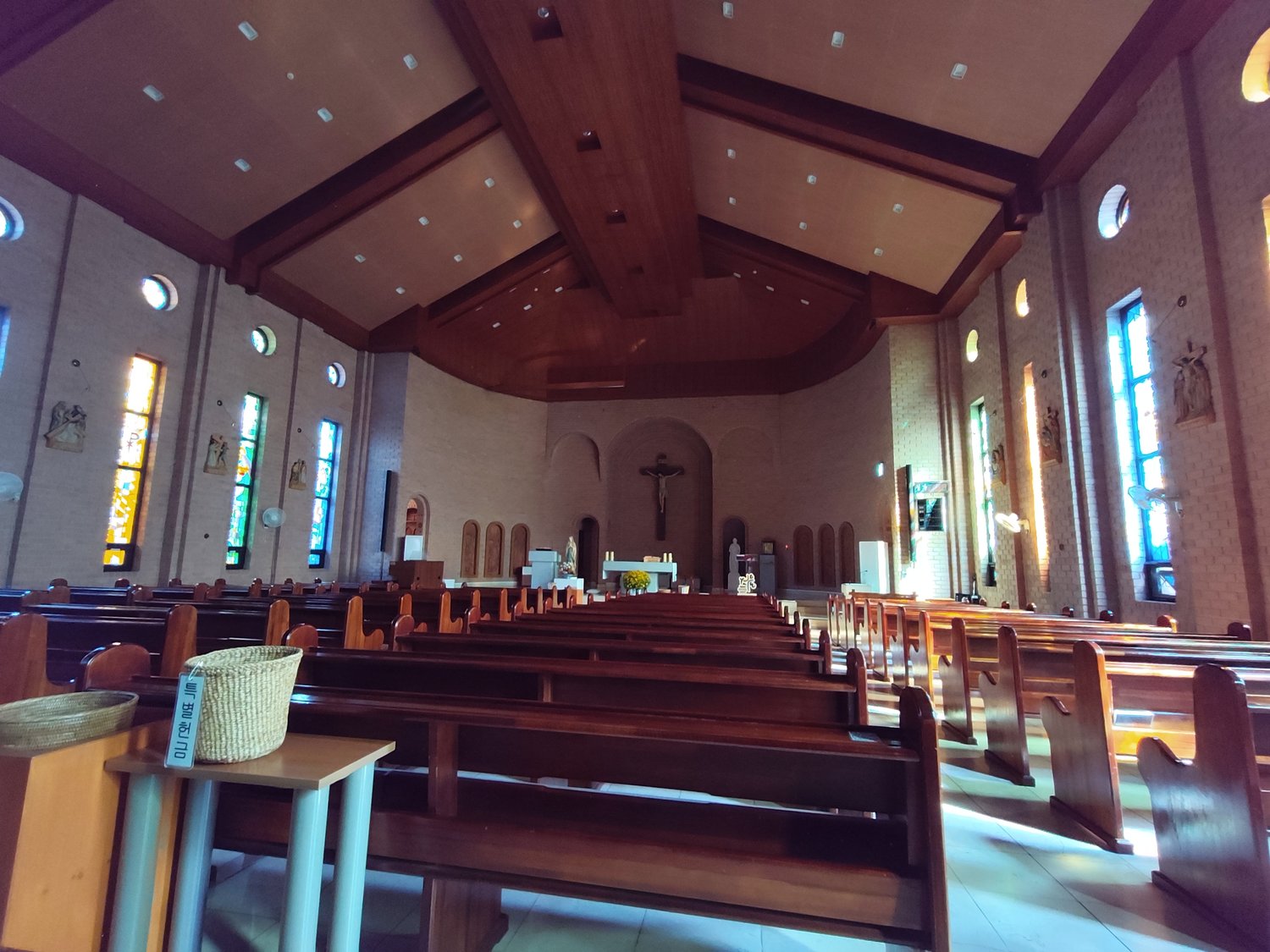 Ein stiller Morgen in der Sinsa-Peter-Kirche