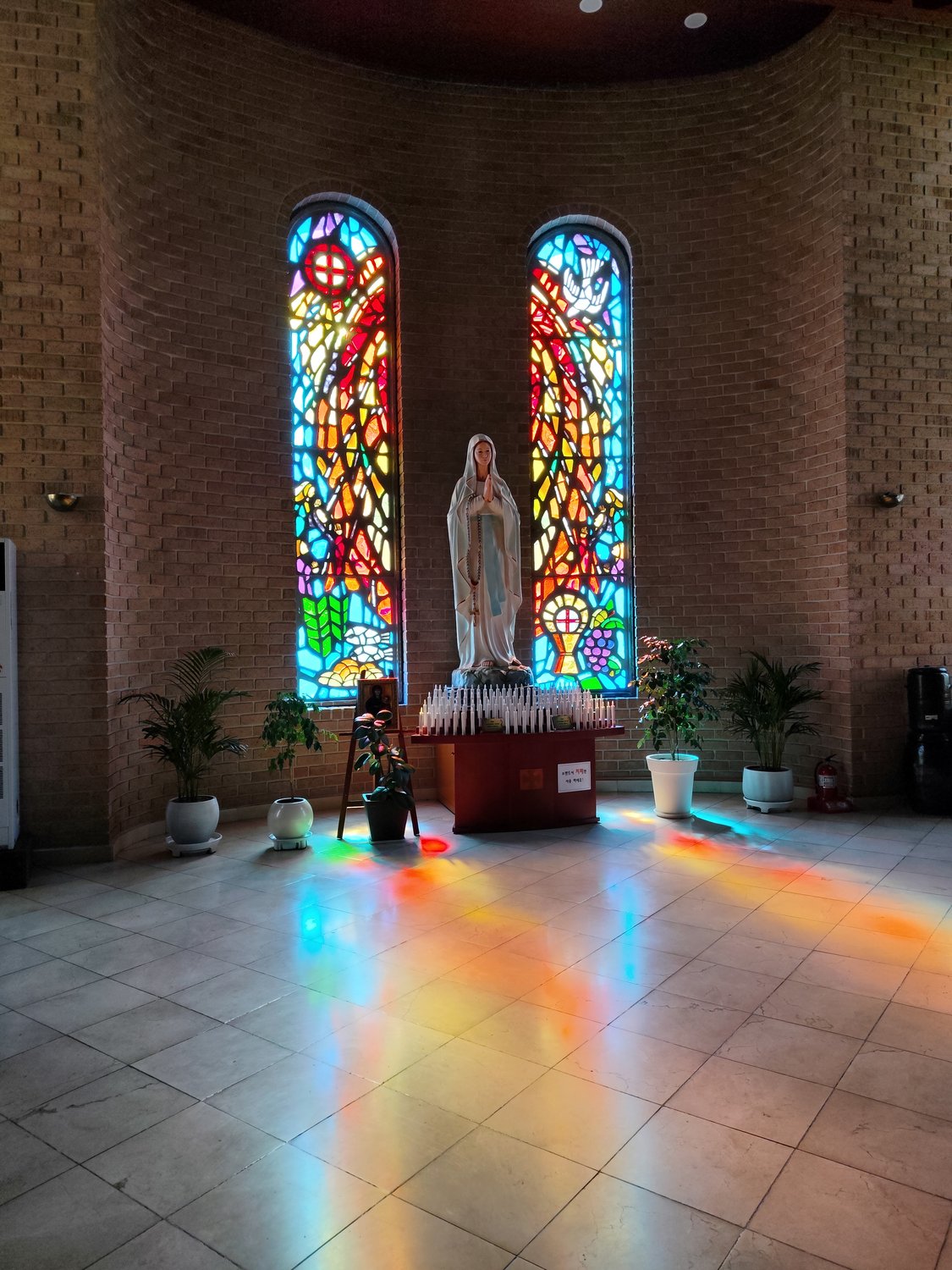 Ein stiller Morgen in der Sinsa-Peter-Kirche
