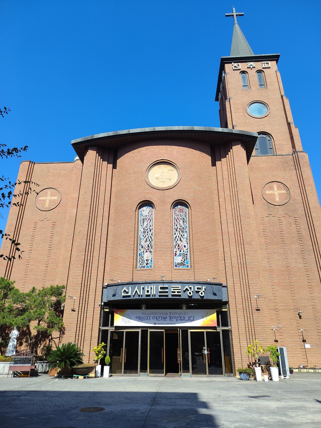 Ein stiller Morgen in der Sinsa-Peter-Kirche