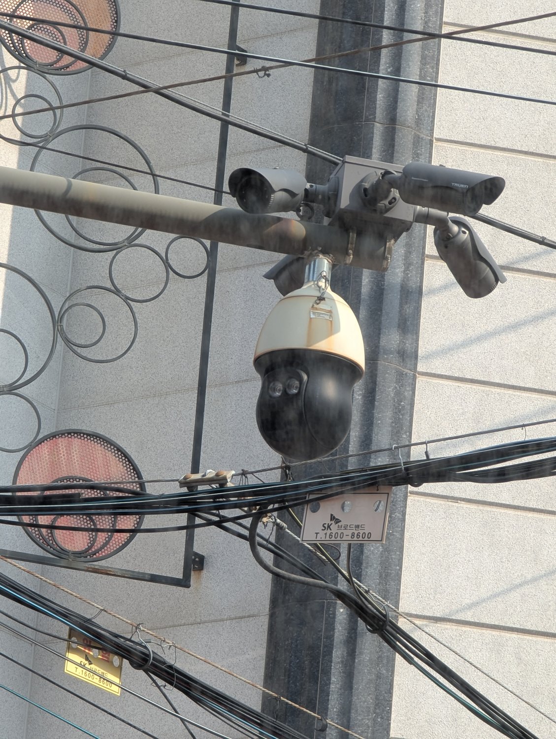 Ein Mast mit mehreren Überwachungskameras an einer Hauswand in Seoul