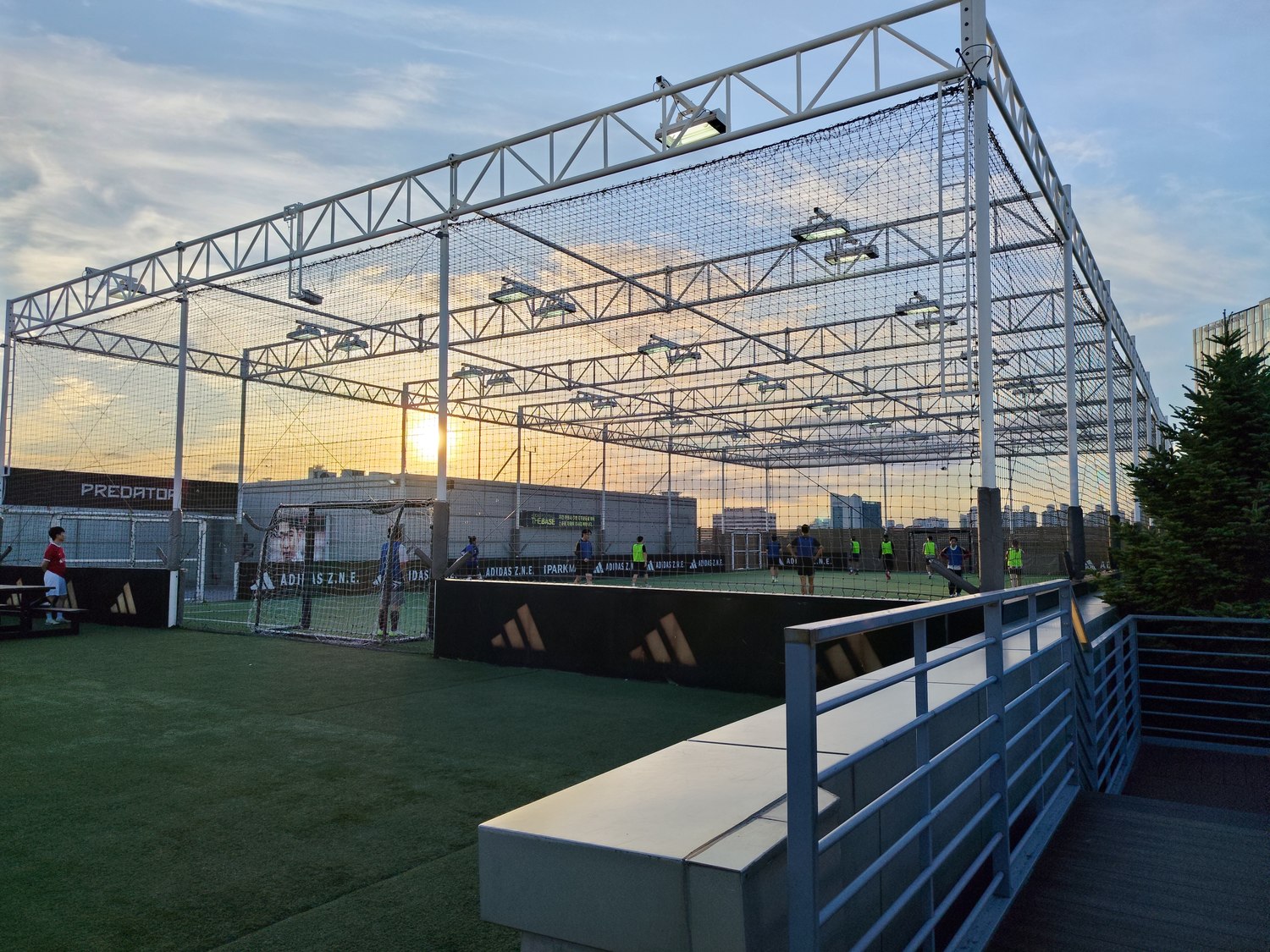 Bällebad & Fußball überm Dach