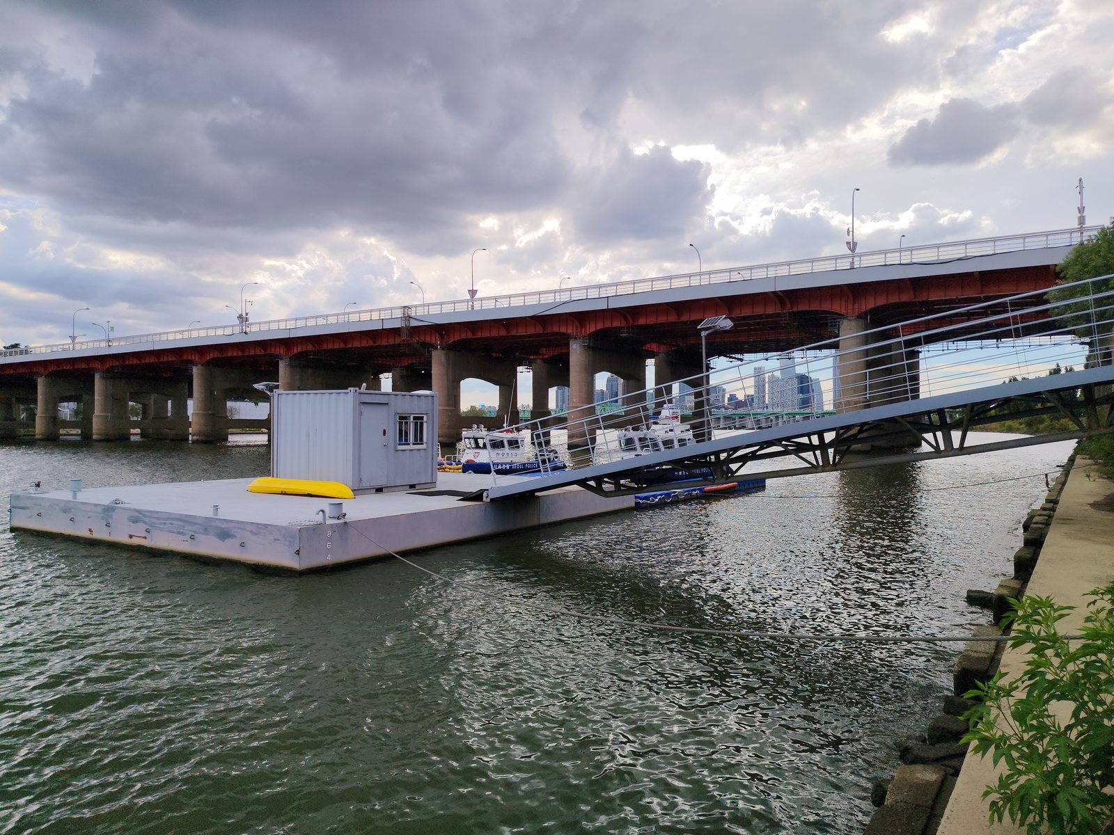 Bridge over Troubled Water – und zwei Elstern