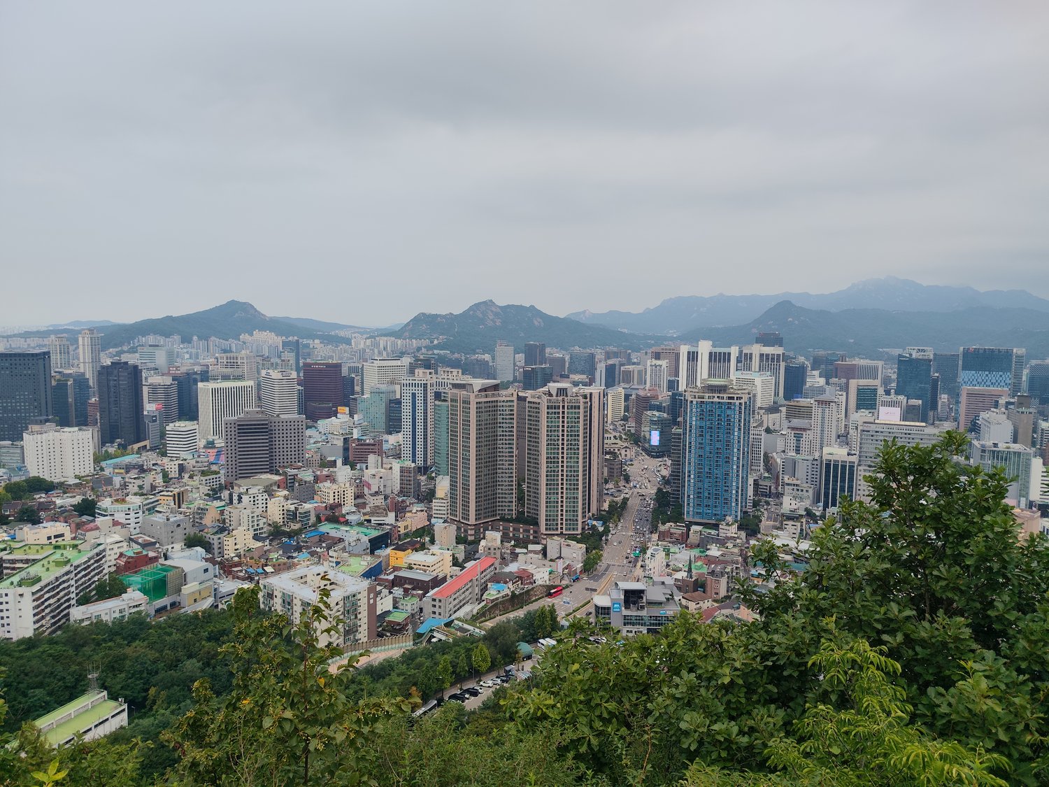 Hoch hinaus – der Seoul Tower und ein Wegweiser nach Hause
