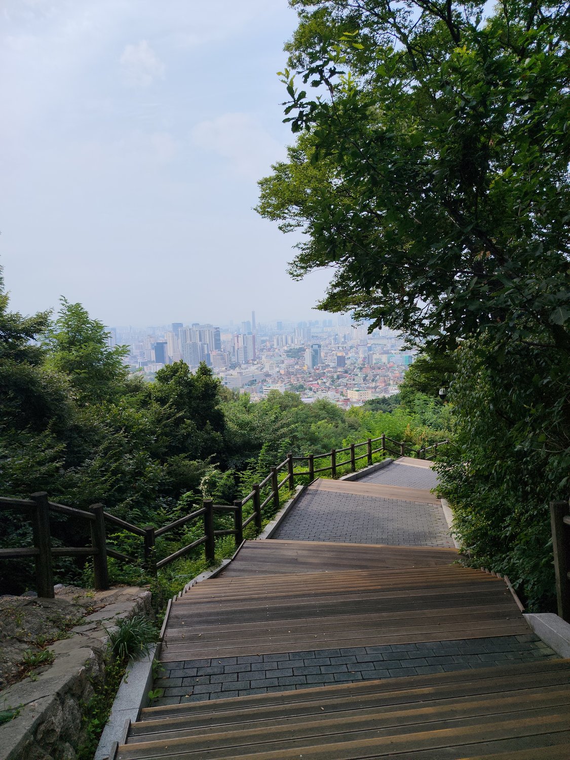 Hoch hinaus – der Seoul Tower und ein Wegweiser nach Hause
