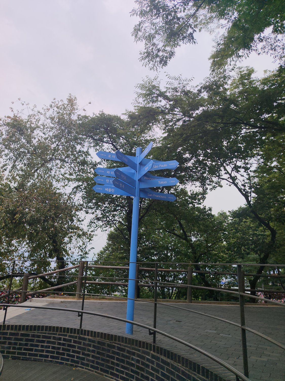 Hoch hinaus – der Seoul Tower und ein Wegweiser nach Hause