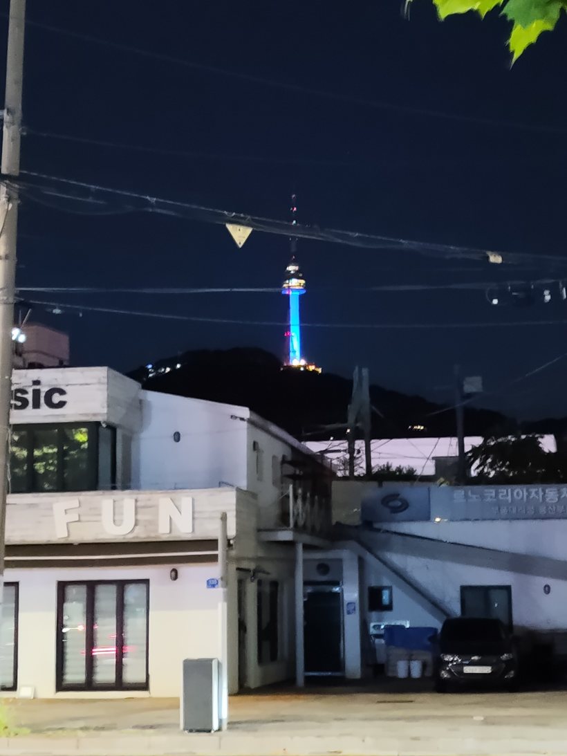 Der Turm leuchtet blau