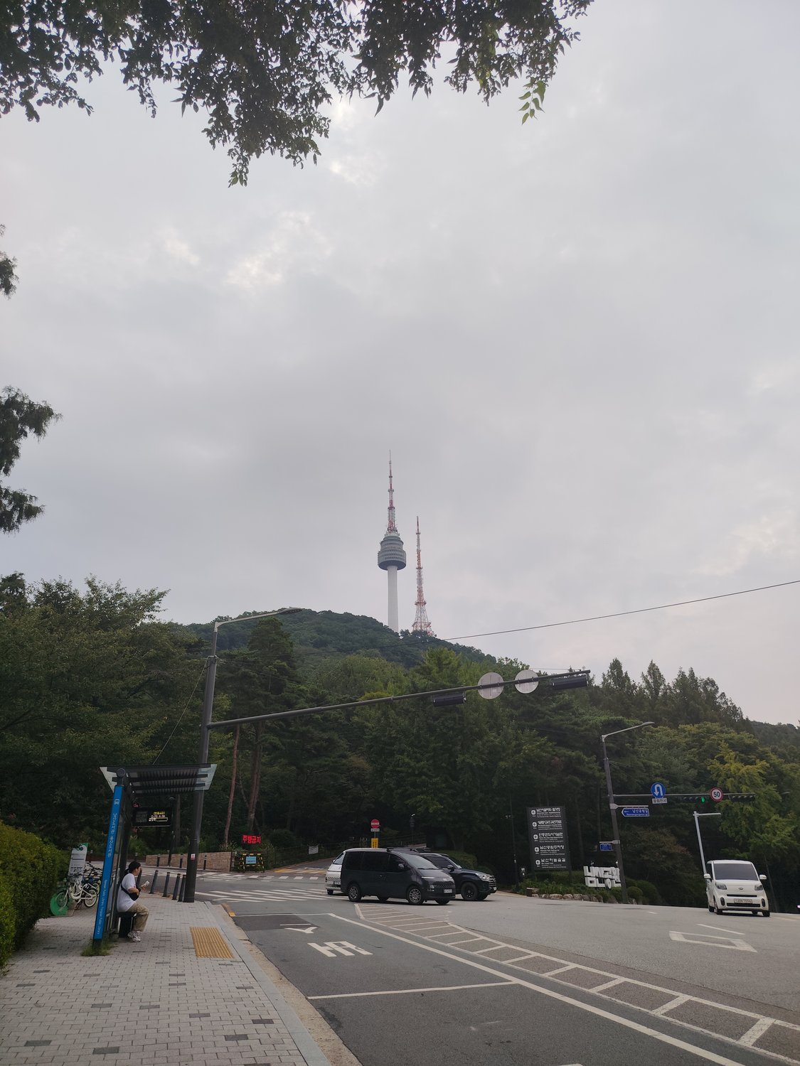 Hoch hinaus – der Seoul Tower und ein Wegweiser nach Hause